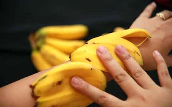 cáscara de plátano en la piel para aliviar la psoriasis