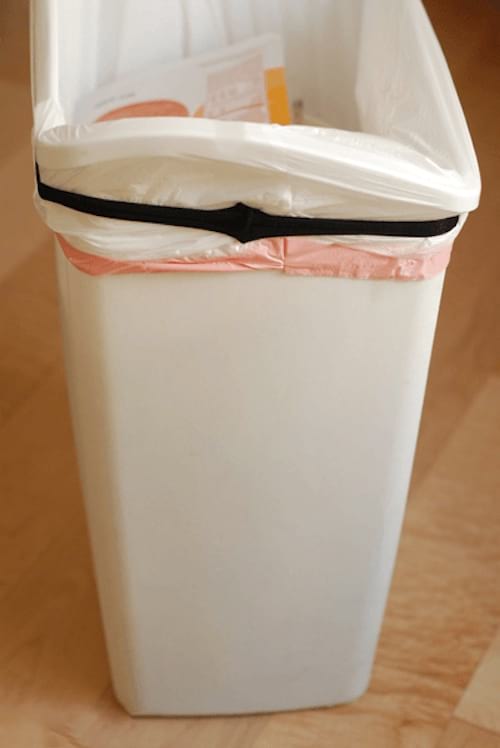 bolsa de basura asegurada con una pegatina