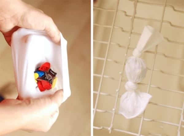 juguetes pequeños en bolsa blanca en el lavavajillas