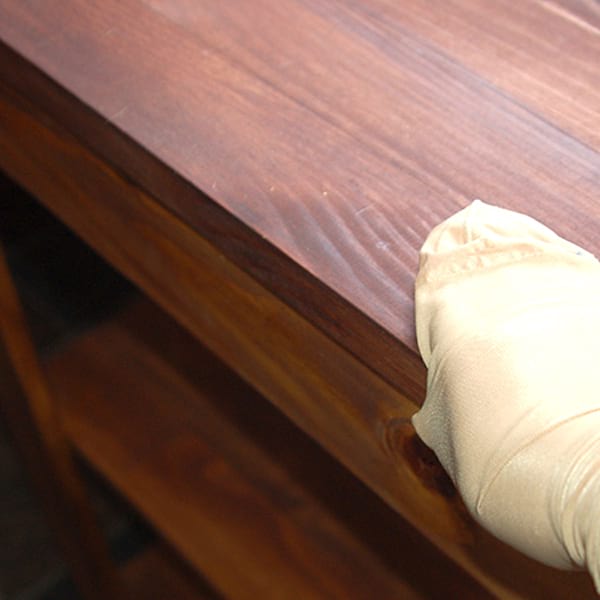 gabinete de madera y mano en pantimedias