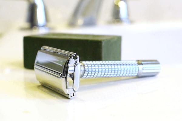 Cómo ahorrar dinero a diario: utilice una maquinilla de afeitar sencilla, básica y económica.