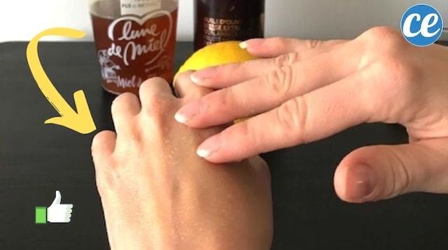dos manos, miel, limón y aceite de oliva