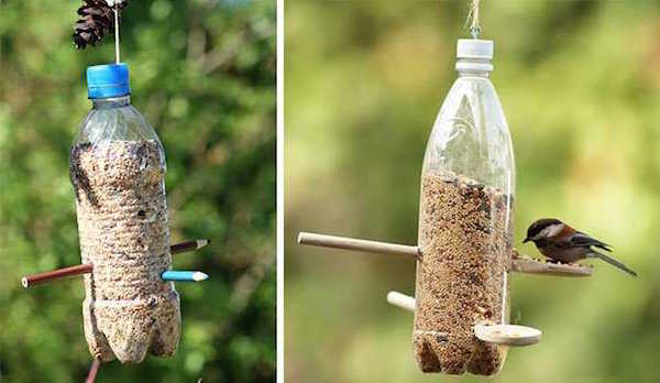 Botellas de plástico recicladas en comedero para pájaros