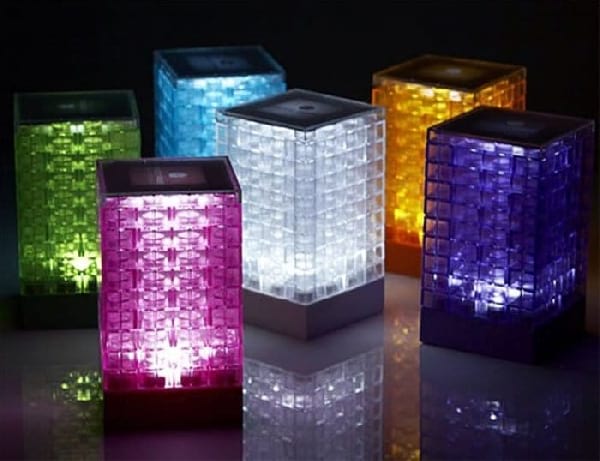 lámpara-de-diseño-coloreada-con-lego