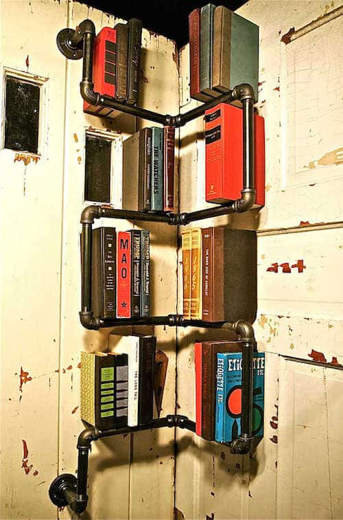 estantes de libros de tipo industrial hechos de tubos
