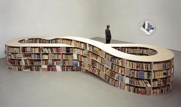 un estante para libros en forma de signo infinito