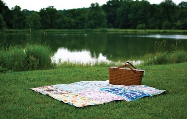 Usa una sábana vieja para hacer una manta de picnic.