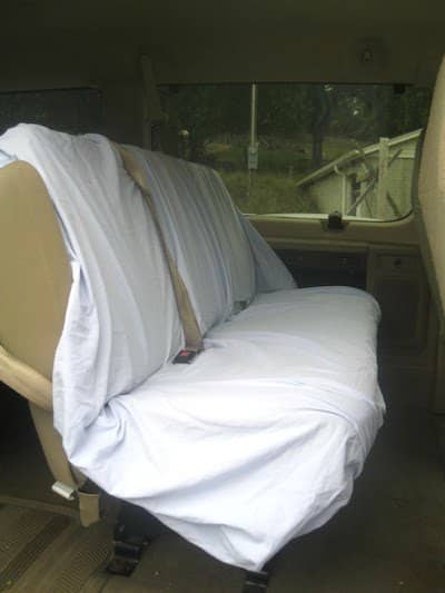 Use una sábana vieja para proteger el asiento del automóvil