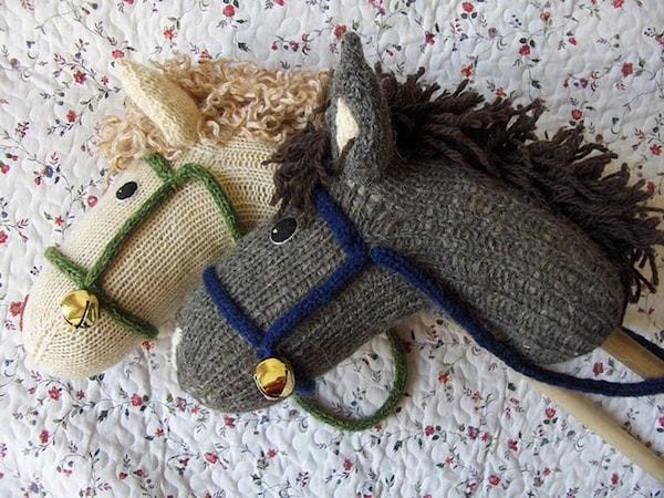 Un caballo de palo hecho con un calcetín huérfano reciclado