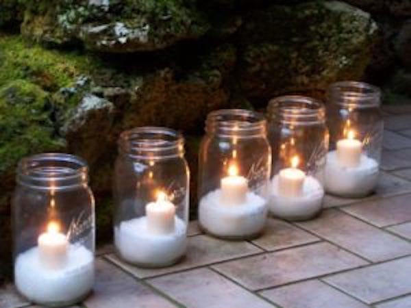 Varias velas en frascos transparentes