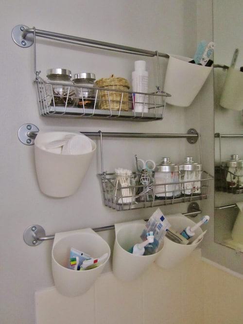 Sistema de almacenamiento colgante Fintorp de Ikea en el baño
