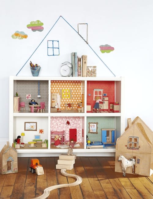 casa de muñecas fácil de hacer en un estante de cubos
