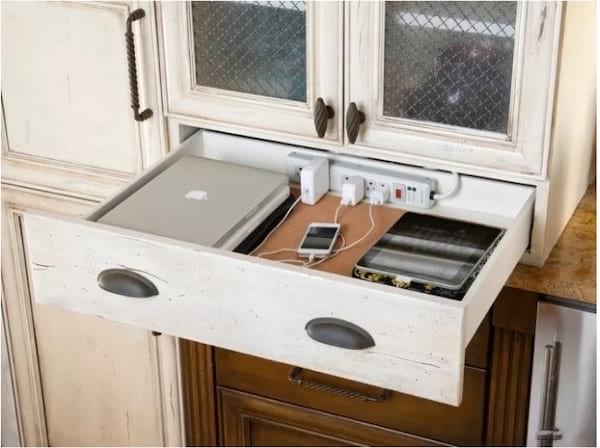 una estación de carga instalada en un cajón de la cocina