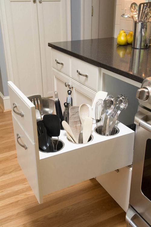 un cajón especial para guardar todos los utensilios de cocina