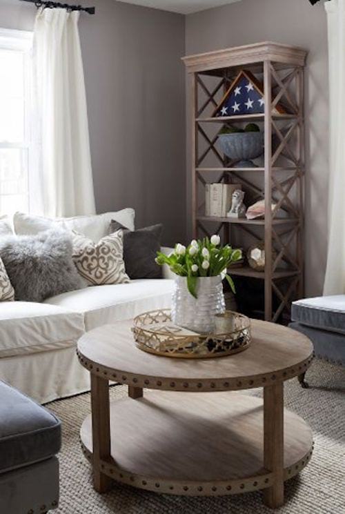 Una mini sala de estar con un color gris en la decoración.