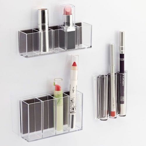 Almacenamiento de adhesivo organizado para maquillaje.