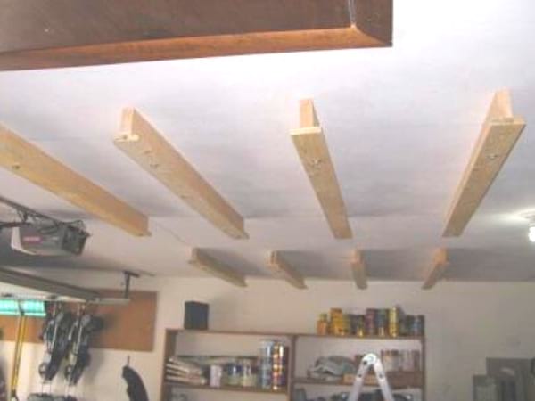 Rieles de madera que cuelgan del techo de un garaje.