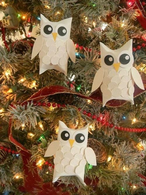 Búhos elaborados con rollos de papel higiénico para decorar el árbol de Navidad