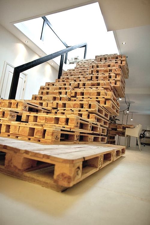 gran escalera de madera de palet