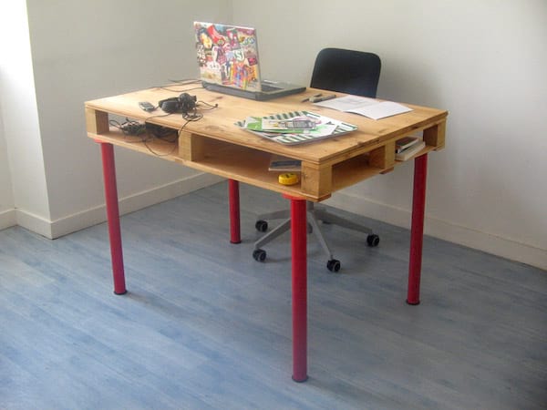 escritorio de madera personalizado en palet pies rojos