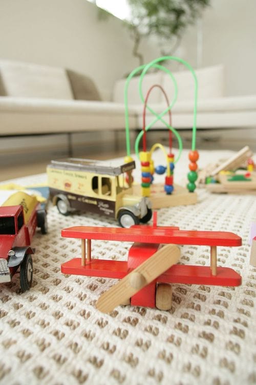 Varios Legos colocados sobre una manta para simplificar su almacenamiento.