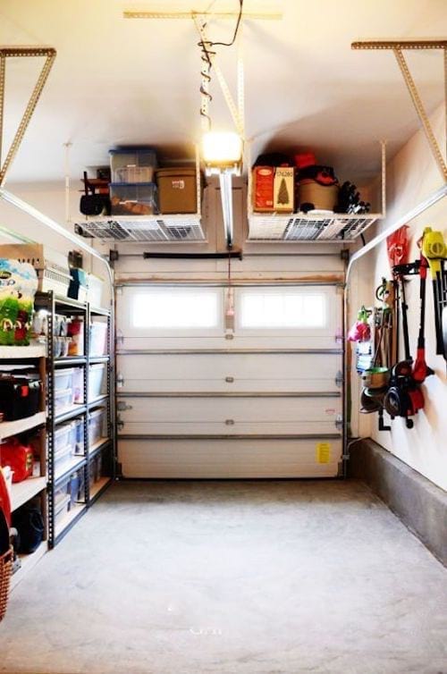 Gran garaje bien optimizado para ahorrar espacio.