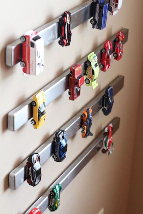 Soporte de juguete de metal montado en la pared que sirve como soporte para un mini automóvil