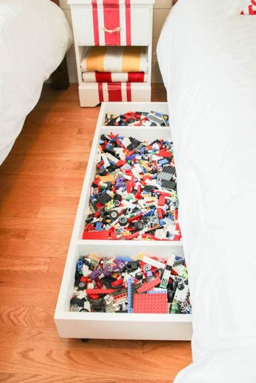 Cajón blanco debajo de una cama que sirve de almacenamiento para LEGO