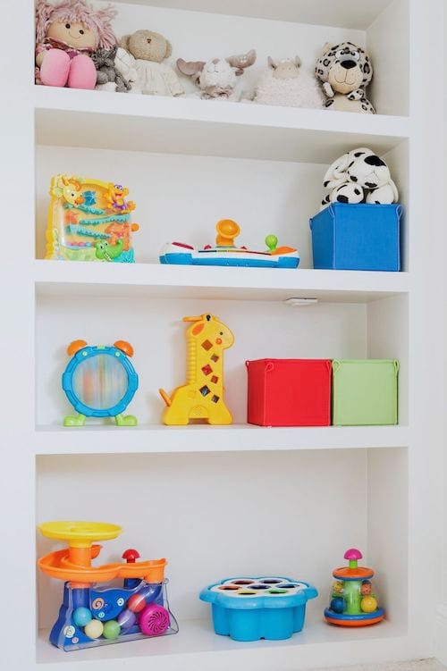 Varias estanterías instaladas que sirve de almacenamiento para los juguetes de los niños