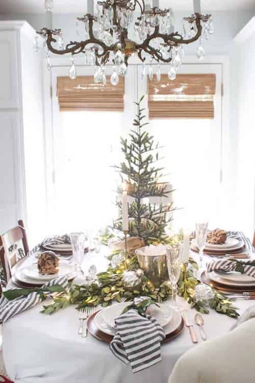 Mesa con un árbol de Navidad en el medio