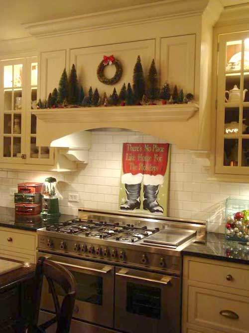 Las botas de Santa colgando justo encima del horno de la cocina.