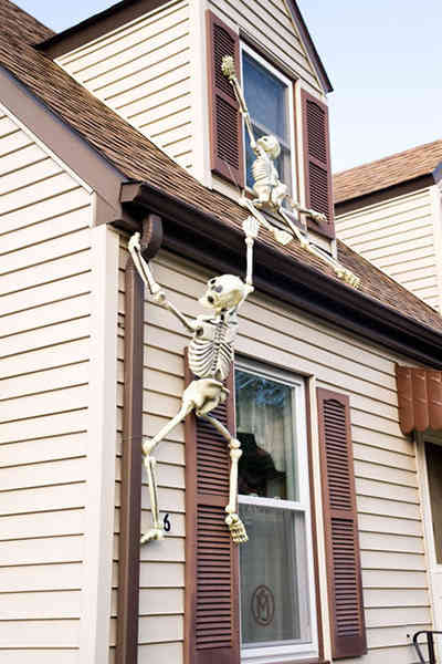 esqueletos colgando de la fachada