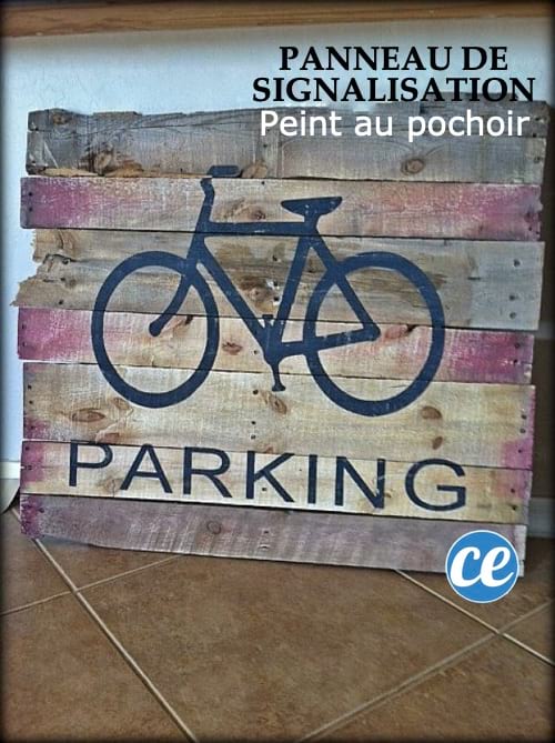 Una señal de tráfico para aparcar bicicletas hecha con tablas de paleta.