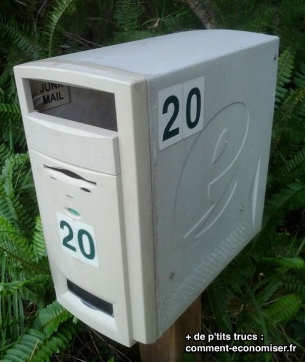 Computadora reciclada en buzones de correo