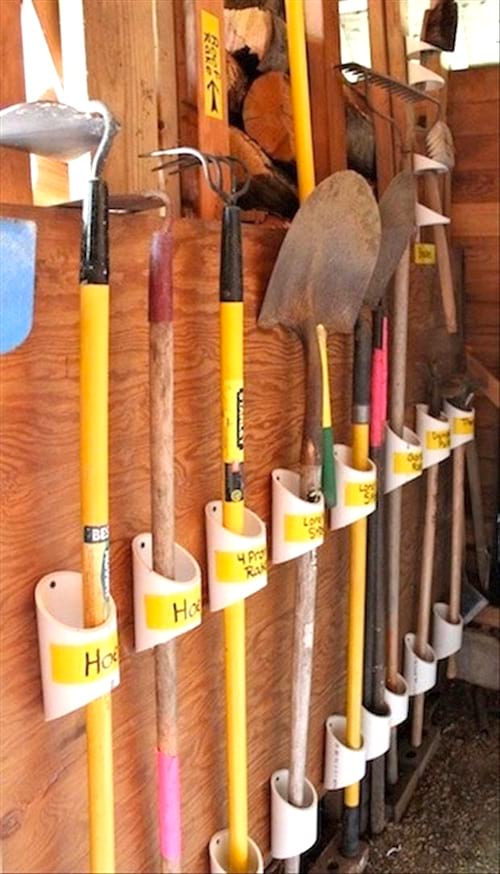 Utilice tubos de PVC para almacenar herramientas de jardín y ahorrar espacio en su garaje.
