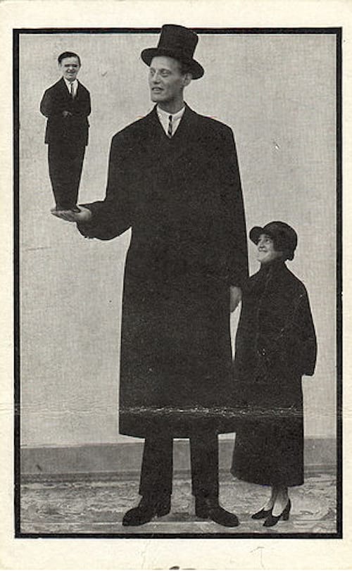 Hombre alto vestido de negro con un pequeño caballero en su mano derecha y una pequeña dama en el otro lado