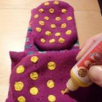 calcetín infantil violeta con pintura debajo del calcetín para evitar resbalones