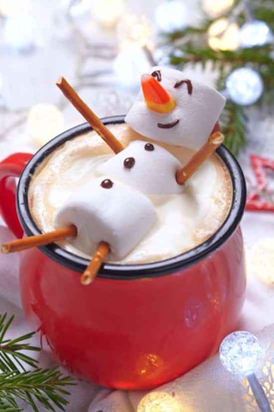 chocolate caliente con muñeco de nieve de malvavisco