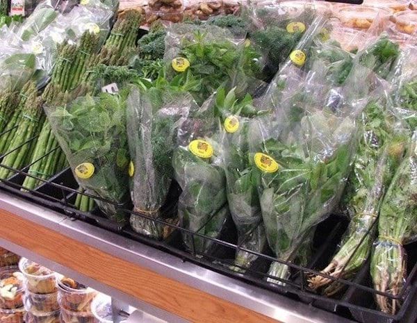 Hierbas aromáticas de mala calidad en un supermercado