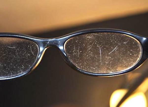 Unas gafas con lentes llenas de rayas.