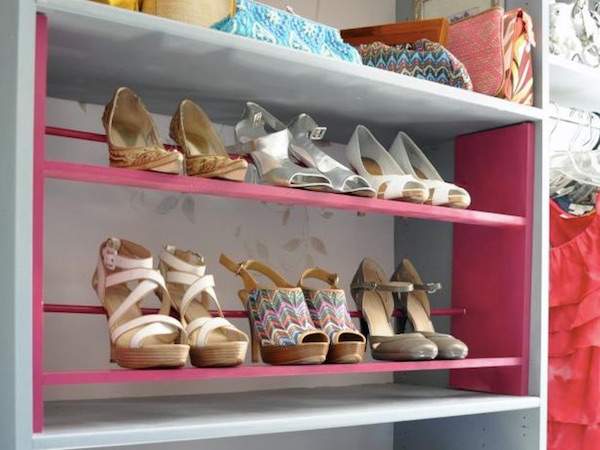 un zapatero rosa en un estante