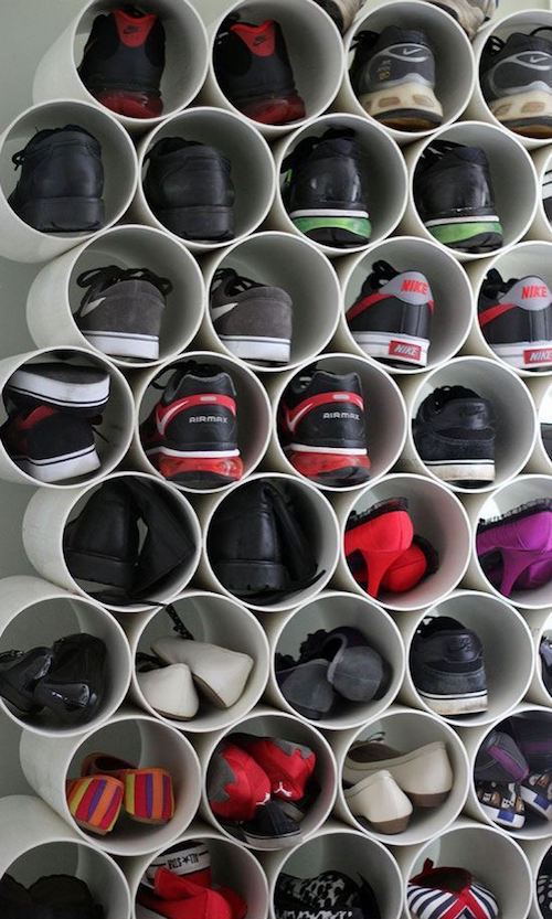 Un estante de tubería de PVC para un fácil almacenamiento de zapatos.