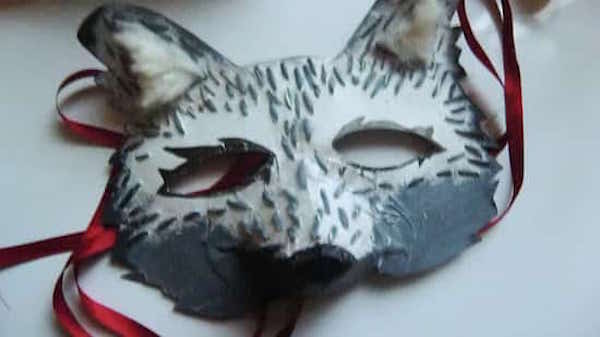 cartón y tijeras hacemos una máscara de lobo