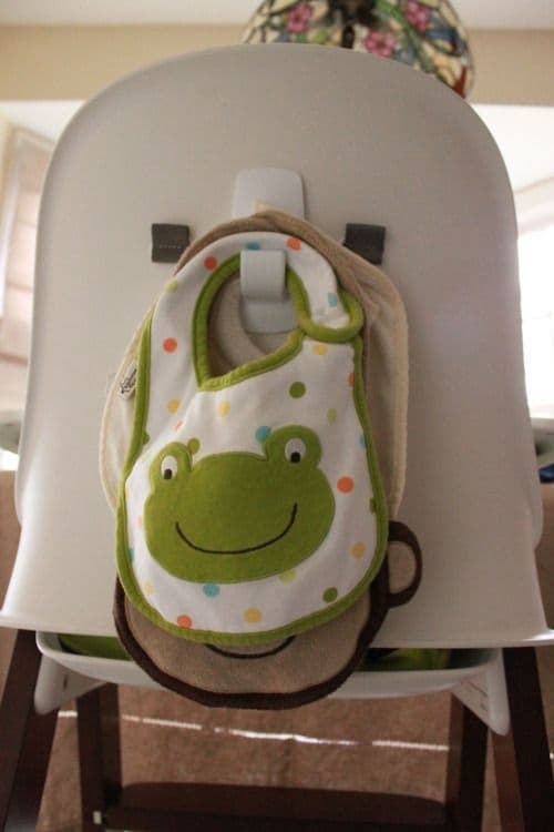 Un gran consejo de almacenamiento es usar un gancho detrás del asiento del bebé para guardar sus baberos.