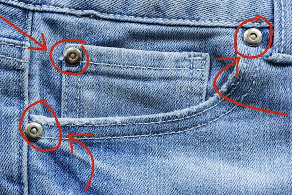 Los remaches de latón de los blue jeans refuerzan las costuras.