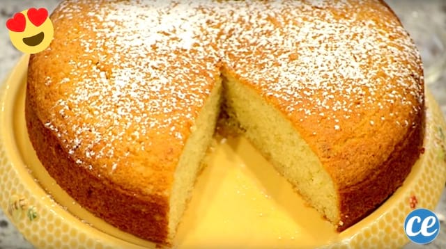 Una tarta de yogur sin harina con Maizena colocada sobre una placa amarilla que sale del horno