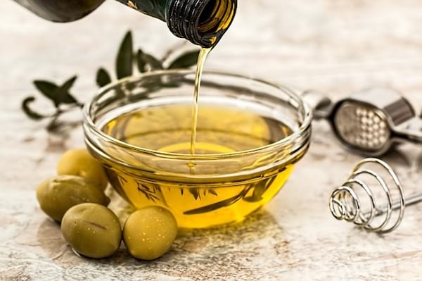 Aceite de oliva en un bol de vidrio para eliminar las varices.