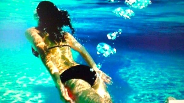 Una mujer que se tira pedos bajo el agua. Pero, ¿por qué emitimos gases?