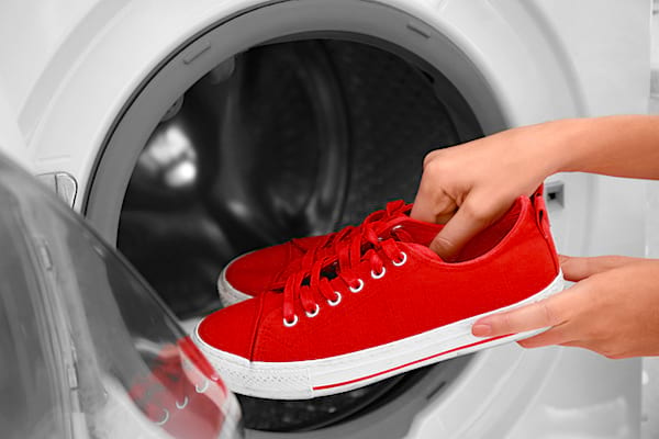 Recuerde lavarse los zapatos con regularidad para combatir el mal olor de pies.