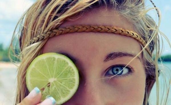 Vierta gotas de jugo de limón en el ojo para limpiar y tratar la conjuntivitis.